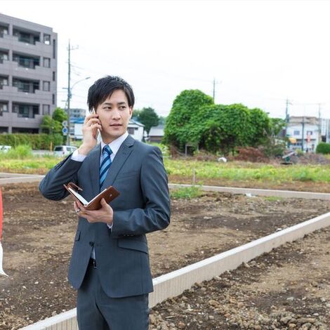 土地を売る営業マン