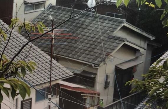 旧市内の一戸建て。最寄りのバス停まで少し歩きますが健康には良い物件です。